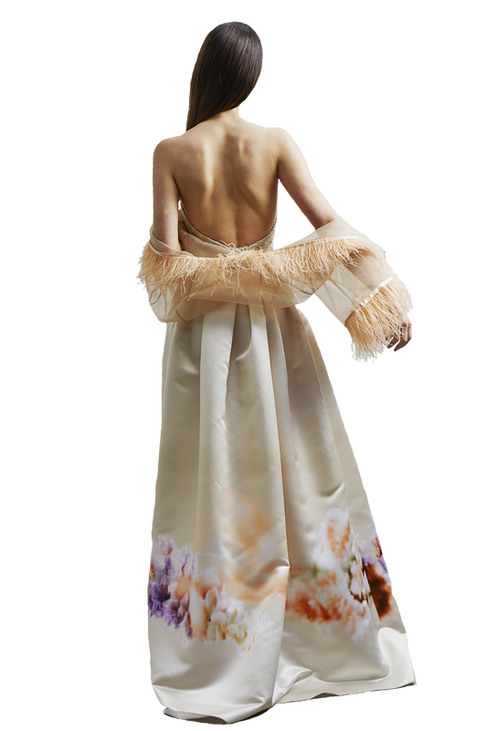 Model in Rückenansicht Korsage und langem Faltenrock mit Artprint floated grace