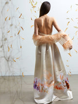 Model läßt Federbolero über die Schulter in die Taille rutschen mit langem Faltenrock