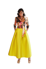 Model trägt Blusenjacke der Art Edition Azalea kombiniert mit Faltenrock knöchellang in Lemon Alt-Text bearbeiten