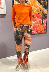 Hose HH aus Duchesse hat das Muster Azalea von der Künstlerin Diemut von Funck