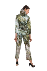 Model trägt Hose und Jacke im Anzugstil aus Duchesse mit Motiv Japanese Garden der Art Edition