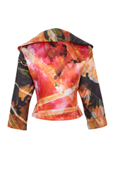 Rückseite der leichten Jacke mit Bindegürtel und Tulpenkragen aus Duchesse mit Motiv Azalea der Art Edition Alt-Text bearbeiten