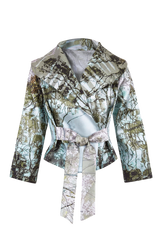 leichte Jacke mit Bindegürtel und Tulpenkragen aus Duchesse mit Motiv Japanese Garden der Art Edition