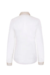 Eine Schluppenbluse ist ein zeitloser Klassiker, der je nach Farbton auch ansprechend auffällig wirken kann. Das Modell aus feinem Organza hat eine elegante, sichtbare Knopfleiste und Raffungen an den Manschetten. Die Bluse ist creme-weiß, leicht transparent und deshalb perfekt für den Frühling und Sommer.