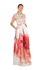 asiatisches Model trägt Blusentop bunt mit bodenlangem Faltenrock der Art Edition Protea