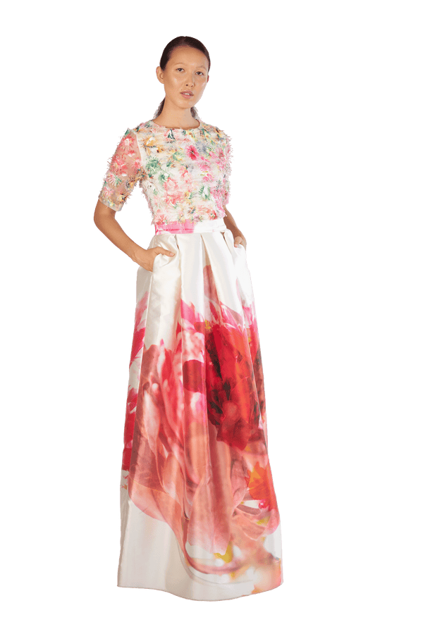 asiatisches Model trägt Blusentop bunt mit bodenlangem Faltenrock der Art Edition Protea