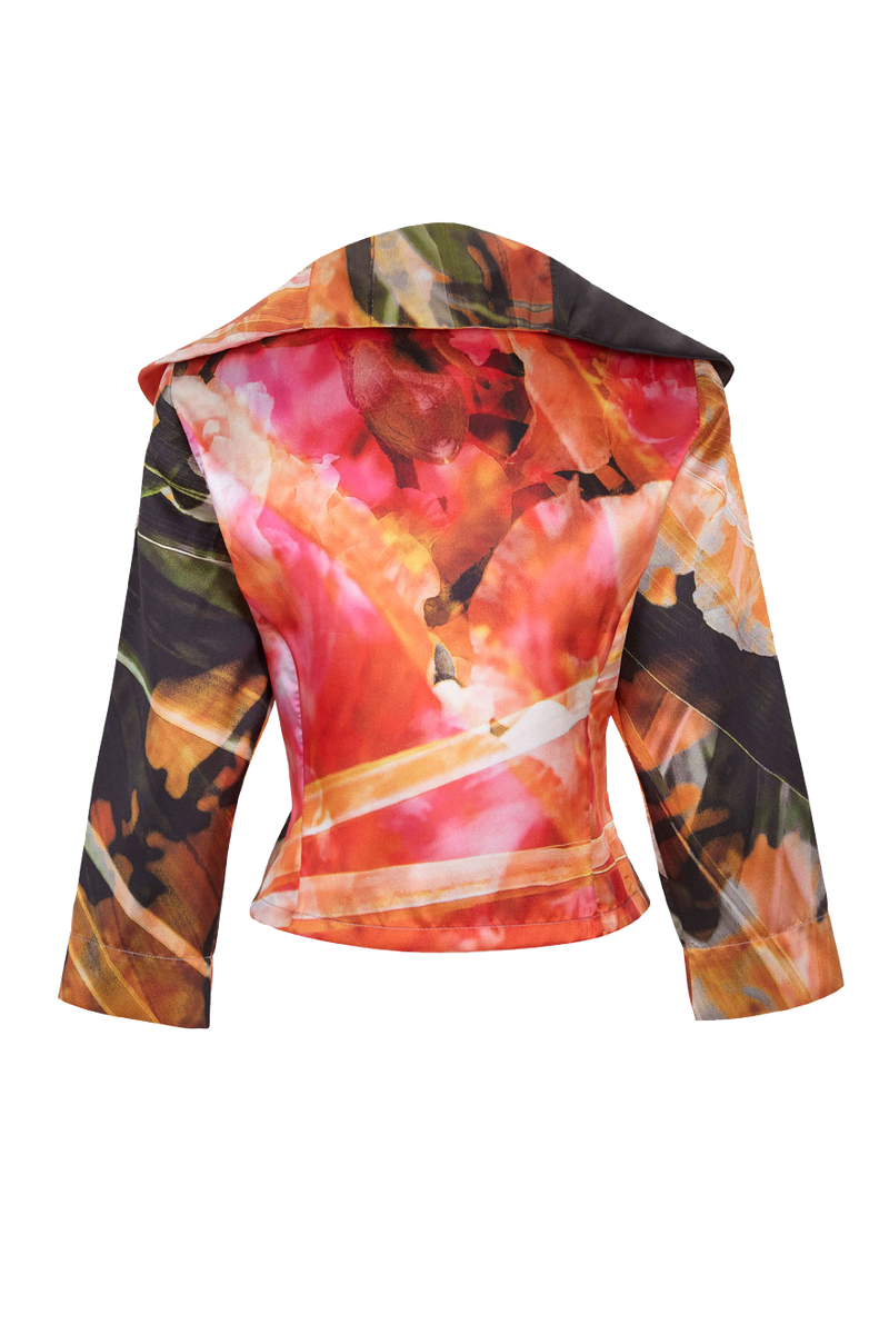 Rückseite der leichten Jacke mit Bindegürtel und Tulpenkragen aus Duchesse mit Motiv Azalea der Art Edition  Alt-Text bearbeiten