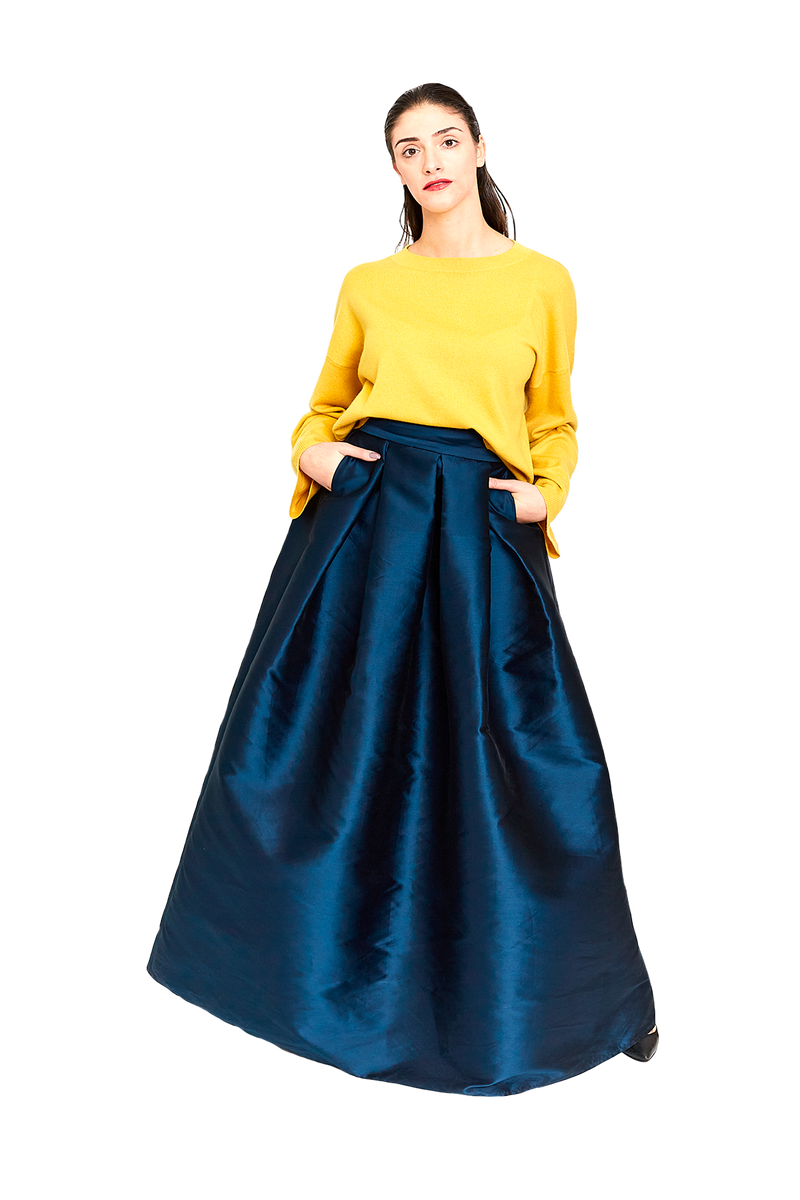 Model in 8-Faltenrock der Glam Edition aus Duchesse in Deep Ocean mit gelben Pulli von Myintox