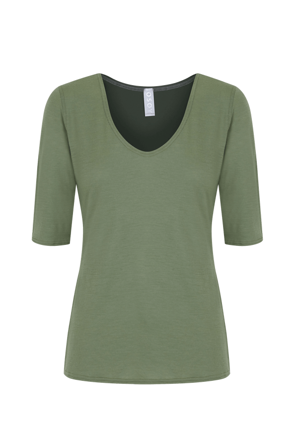 sportliches Shirt mit halben Arm aus Falkland Merino und V-Ausschnitt in Salbeigrün