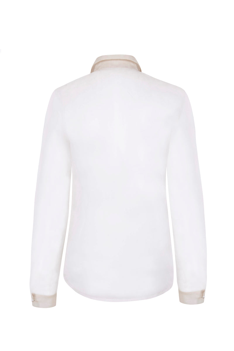 Eine Schluppenbluse ist ein zeitloser Klassiker, der je nach Farbton auch ansprechend auffällig wirken kann. Das Modell aus feinem Organza hat eine elegante, sichtbare Knopfleiste und Raffungen an den Manschetten. Die Bluse ist creme-weiß, leicht transparent und deshalb perfekt für den Frühling und Sommer.