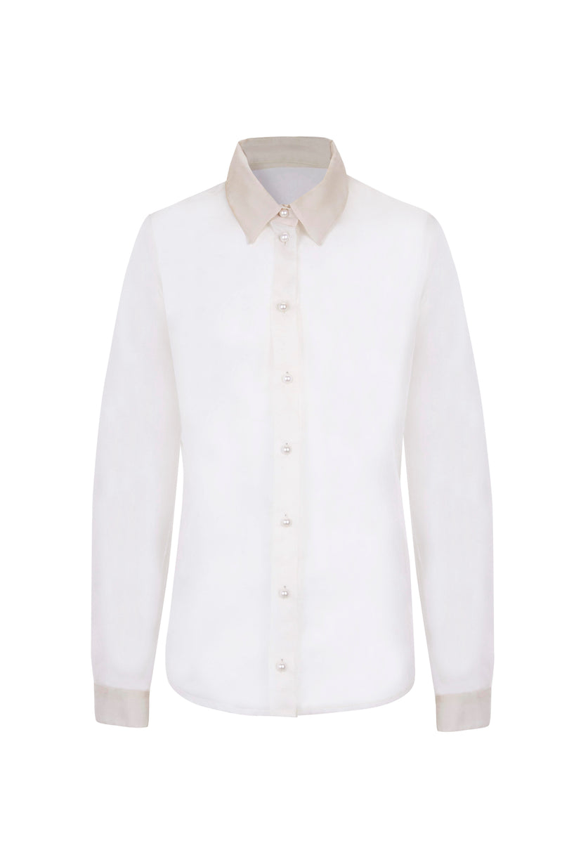 Eine Schluppenbluse ist ein zeitloser Klassiker, der je nach Farbton auch ansprechend auffällig wirken kann. Das Modell aus feinem Organza hat eine elegante, sichtbare Knopfleiste und Raffungen an den Manschetten. Die Bluse ist creme-weiß, leicht transparent und deshalb perfekt für den Frühling und Sommer.